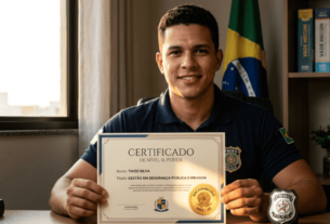 Profissional de segurança segurando certificado de curso sequencial gestão em segurança pública e privada com brasão da PMMG e bandeira do Brasil ao fundo.